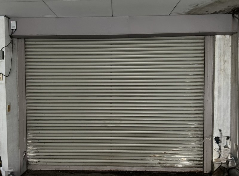 倉庫　電動シャッターから手動シャッターへ交換