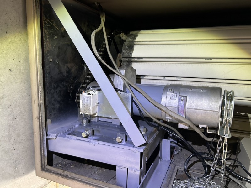 倉庫　重量電動シャッター　開閉機交換工事
