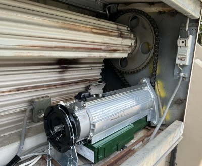 車庫　電動シャッター　開閉機交換工事