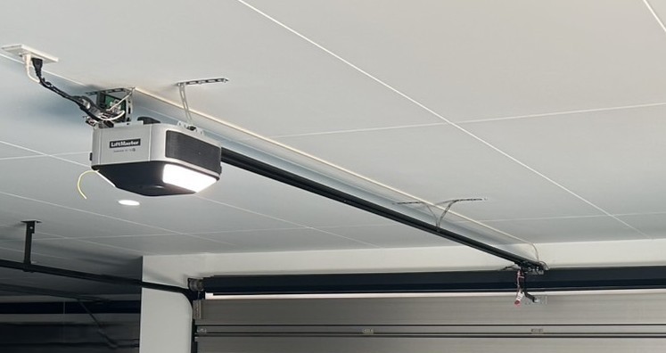 車庫　オーバードアシャッター　電動開閉機・レールの交換工事