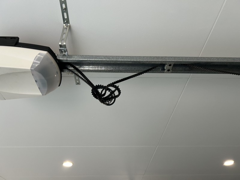 車庫　オーバードアシャッター　電動開閉機・レールの交換工事