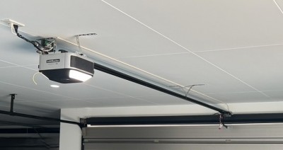 車庫　オーバードアシャッター　電動開閉機・レールの交換工事