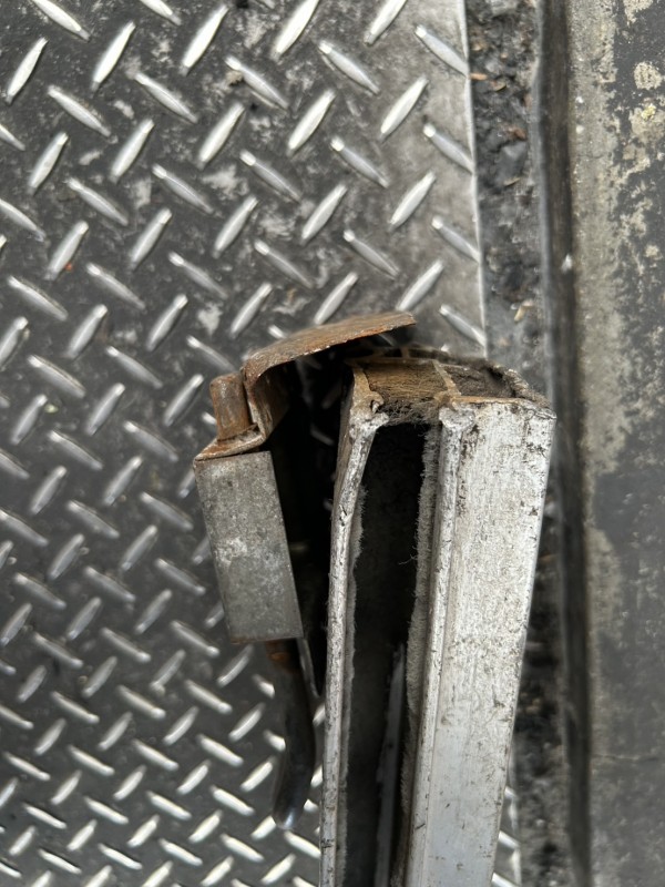 手動シャッター　中柱　修理作業