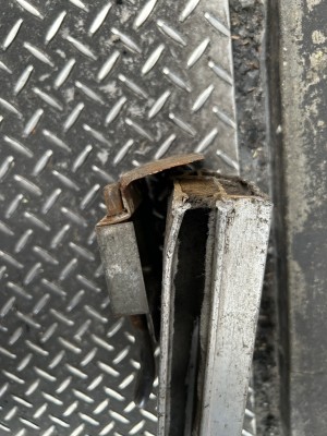 手動シャッター　中柱　修理作業