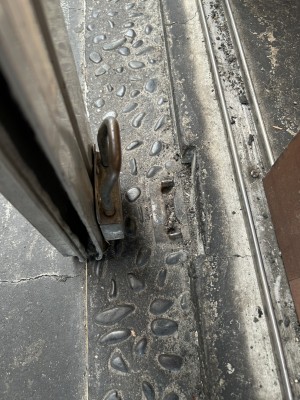 手動シャッター　中柱　修理作業