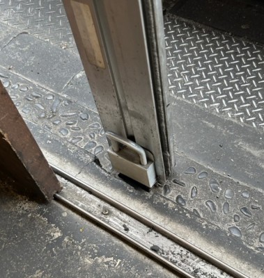 手動シャッター　中柱　修理作業