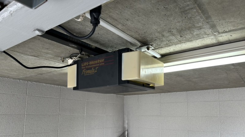 車庫　オーバードアシャッター　電動開閉機の交換工事