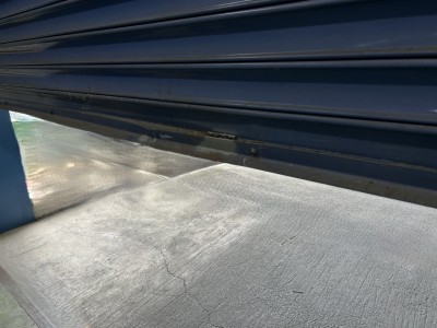 倉庫　電動シャッター　座板補修作業