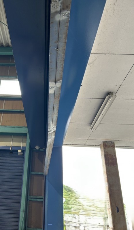 倉庫　電動シャッター　座板補修作業