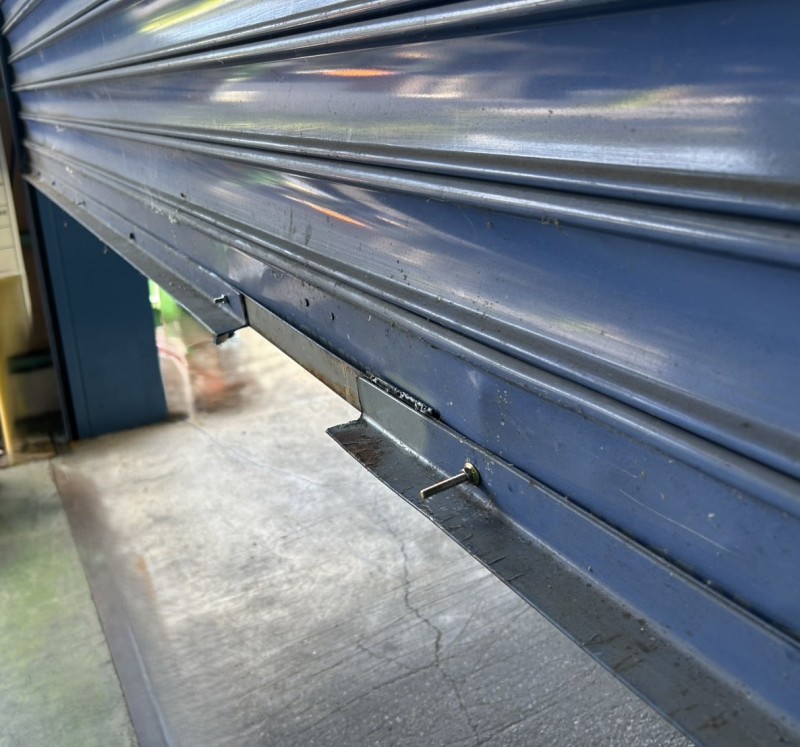 倉庫　電動シャッター　座板補修作業