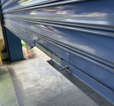 倉庫　電動シャッター　座板補修作業