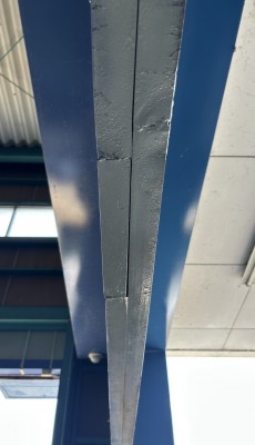 倉庫　電動シャッター　座板補修作業