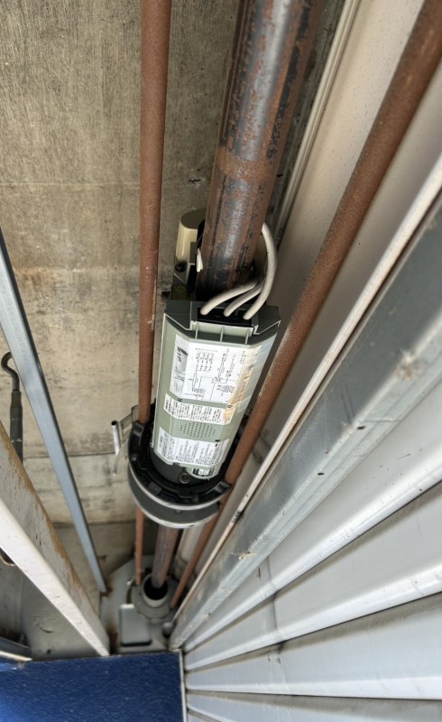 車庫　電動シャッター　バネ併用電動開閉機交換工事