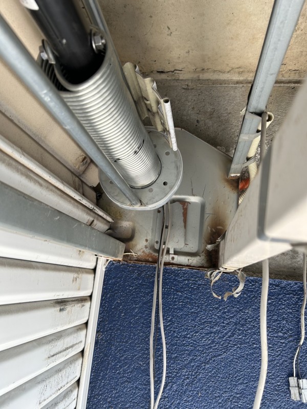 車庫　電動シャッター　バネ併用電動開閉機交換工事