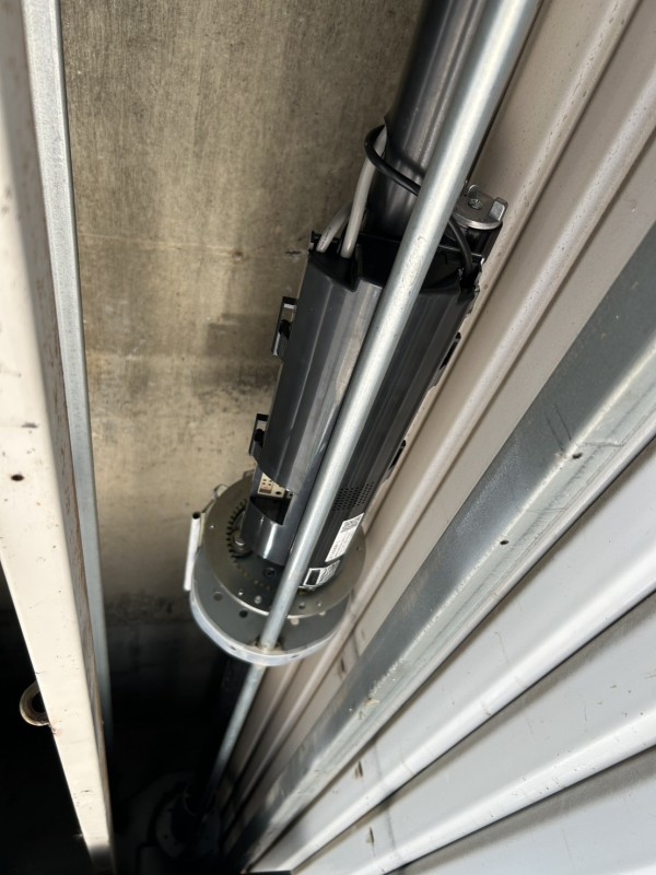 車庫　電動シャッター　バネ併用電動開閉機交換工事