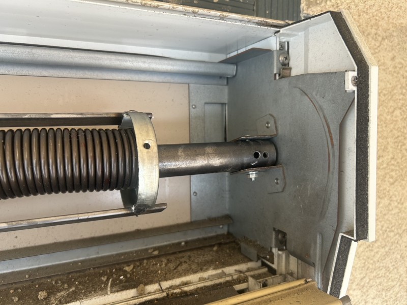 住宅　窓手動シャッター　シャフトの交換