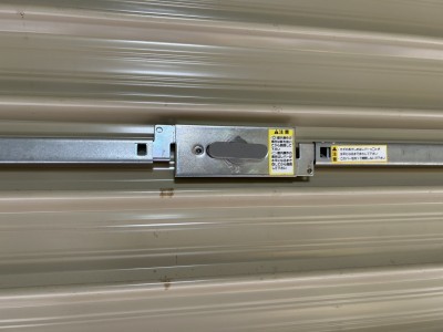 倉庫　手動シャッター　内外錠交換作業
