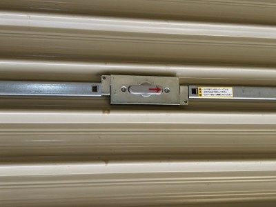 倉庫　手動シャッター　内外錠交換作業