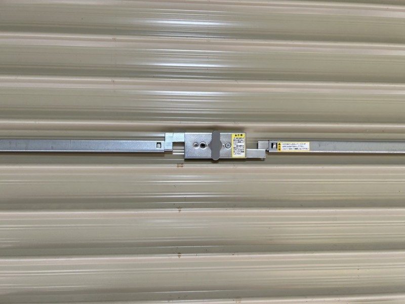 倉庫　手動シャッター　内外錠交換作業