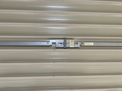 倉庫　手動シャッター　内外錠交換作業