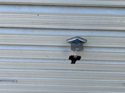 倉庫　手動シャッター　内外錠交換作業