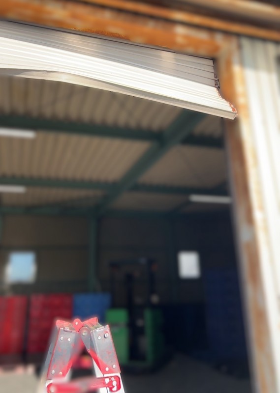 倉庫　電動シャッター　座板交換工事