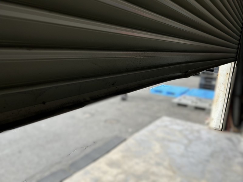 倉庫　電動シャッター　座板交換工事