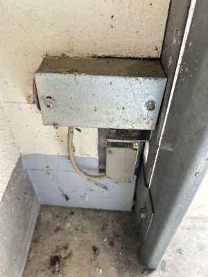 車庫　電動オーバードアシャッター　センサー交換