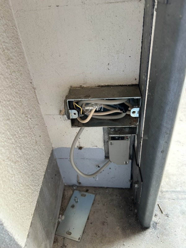 車庫　電動オーバードアシャッター　センサー交換