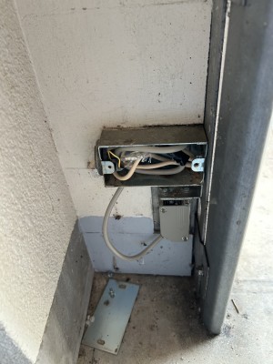 車庫　電動オーバードアシャッター　センサー交換