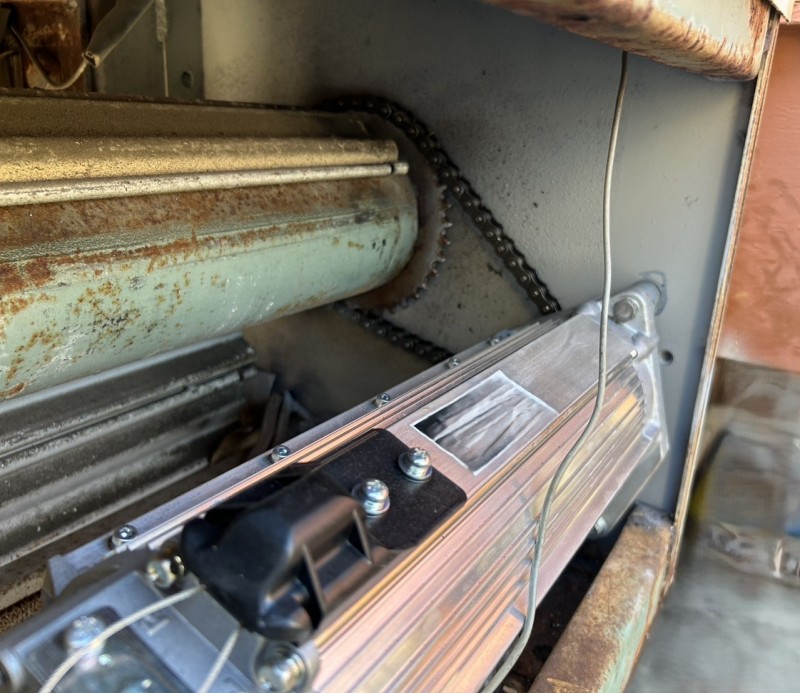 車庫　電動シャッター　開閉機交換工事