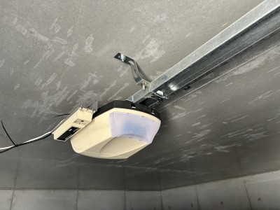 車庫　オーバードアシャッター　電動開閉機・レールの交換工事