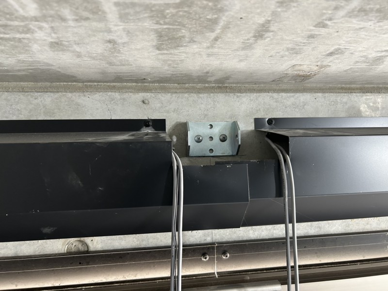 車庫　オーバードアシャッター　電動開閉機・レールの交換工事