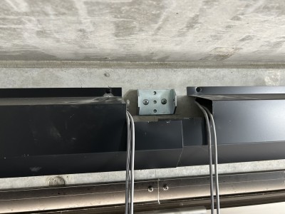 車庫　オーバードアシャッター　電動開閉機・レールの交換工事