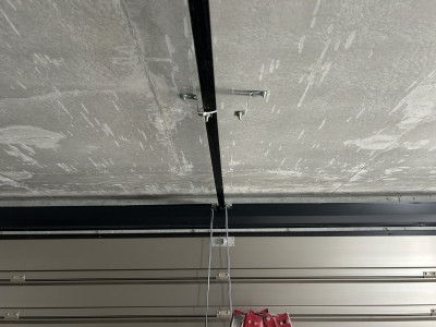 車庫　オーバードアシャッター　電動開閉機・レールの交換工事