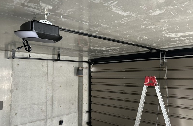 車庫　オーバードアシャッター　電動開閉機・レールの交換工事