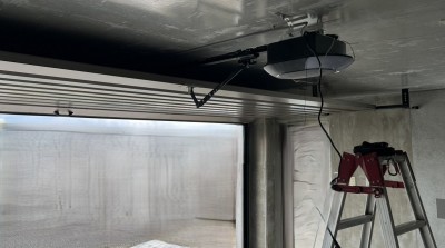 車庫　オーバードアシャッター　電動開閉機・レールの交換工事