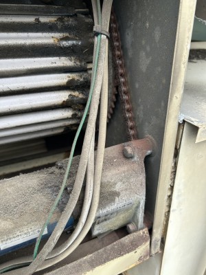 倉庫　電動シャッター　開閉機のチェーン交換