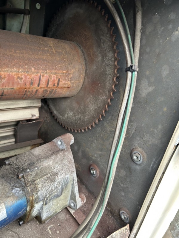 倉庫　電動シャッター　開閉機のチェーン交換