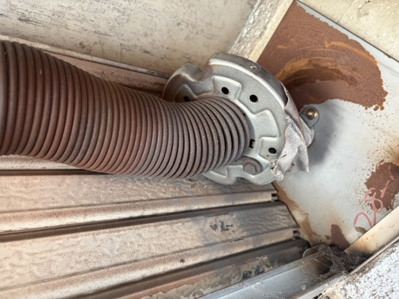 車庫の手動シャッター　下まで下がらない