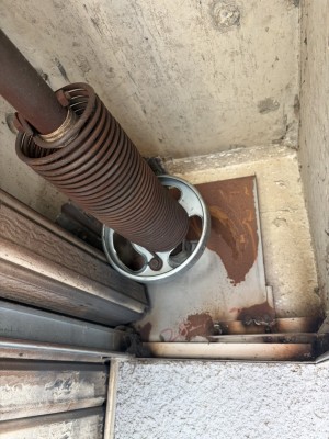 車庫の手動シャッター　下まで下がらない