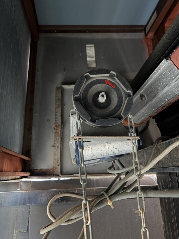 車庫　電動シャッター　途中で止まる　開閉機の交換　