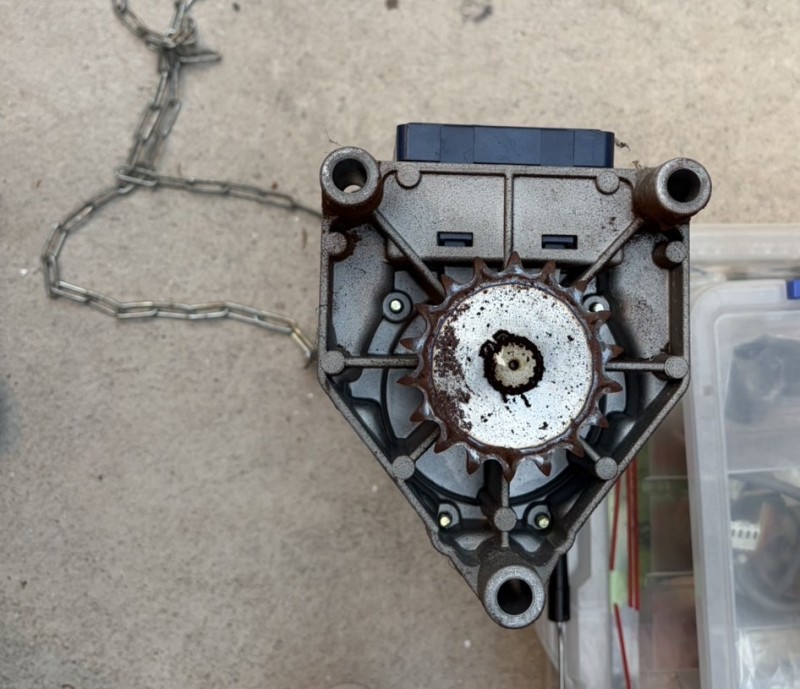 車庫　電動シャッター　途中で止まる　開閉機の交換　