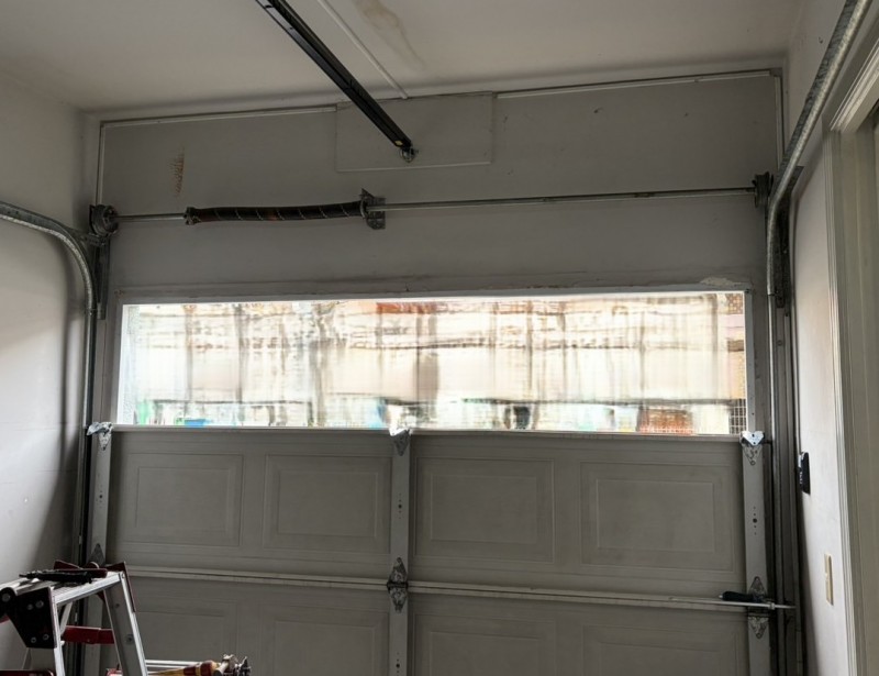 車庫　電動オーバードアシャッター　物を挟んだ　　パネル補修・開閉機交換