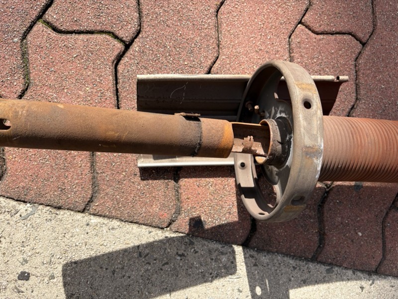 店舗　手動シャッター　動かなくなった　シャフト交換