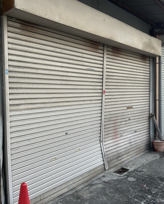 倉庫　手動シャッター　歪んだ　　スラット・中柱の交換