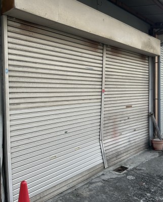 倉庫　手動シャッター　歪んだ　　スラット・中柱の交換
