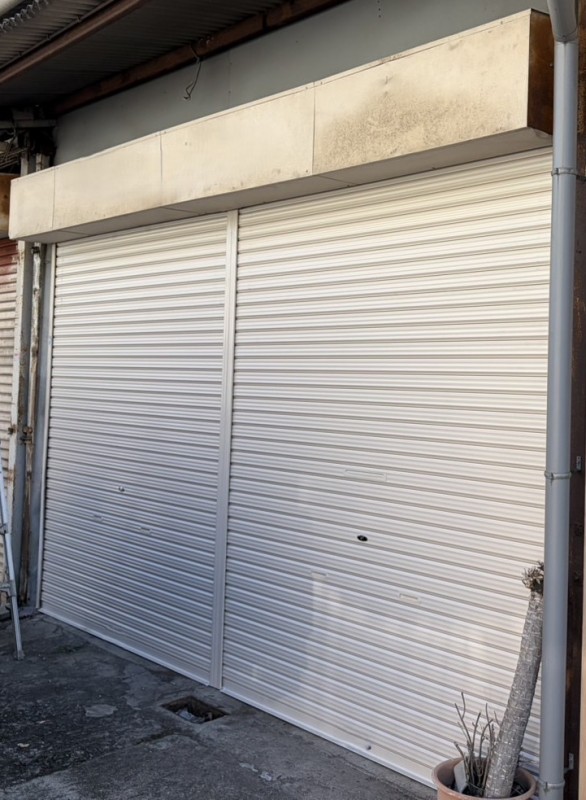 倉庫　手動シャッター　歪んだ　　スラット・中柱の交換