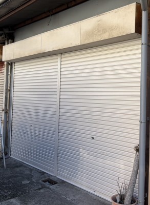 倉庫　手動シャッター　歪んだ　　スラット・中柱の交換
