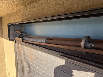 住宅窓手動シャッター　動かなくなった　シャフト交換